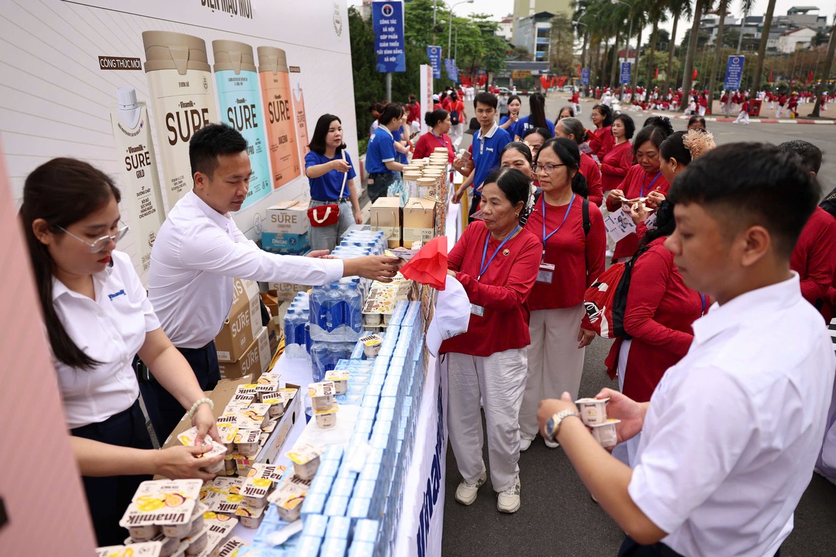 Hàng ngàn người cao tuổi Hà Nội tham gia đồng diễn múa quạt dưỡng sinh- Ảnh 3.