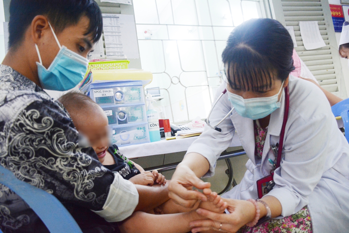 3 ca tử vong do bệnh tay chân miệng, Sở Y tế TPHCM tăng cường chỉ đạo  - Ảnh 2.