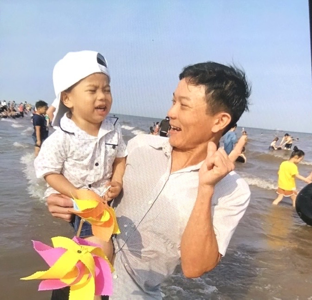 Người đàn ông phá mái nhà cứu người trong đám cháy: "Bảo là anh hùng thì tôi không dám nhận"- Ảnh 3.