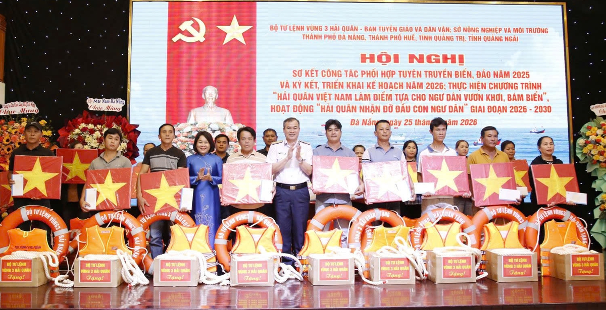 Vùng 3 Hải quân: Nhận thêm 6 con đỡ đầu, tặng quà các ngư dân có hoàn cảnh khó khăn- Ảnh 4.