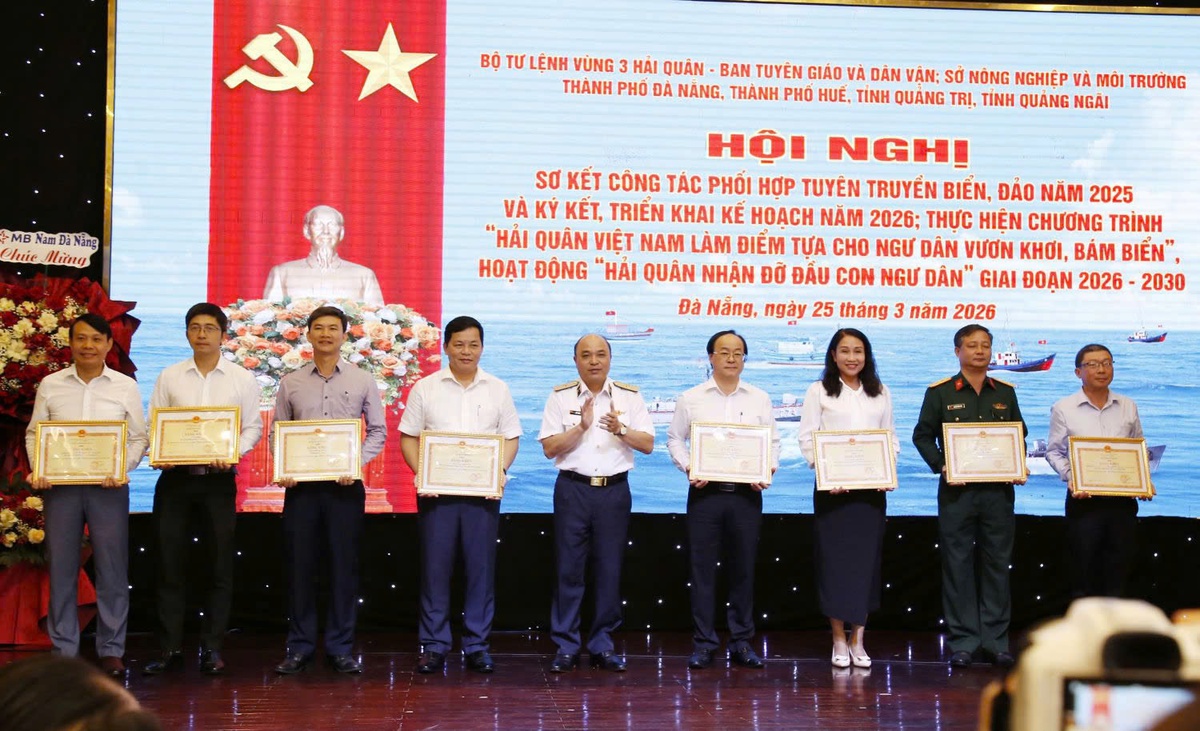 Vùng 3 Hải quân: Nhận thêm 6 con đỡ đầu, tặng quà các ngư dân có hoàn cảnh khó khăn- Ảnh 3.