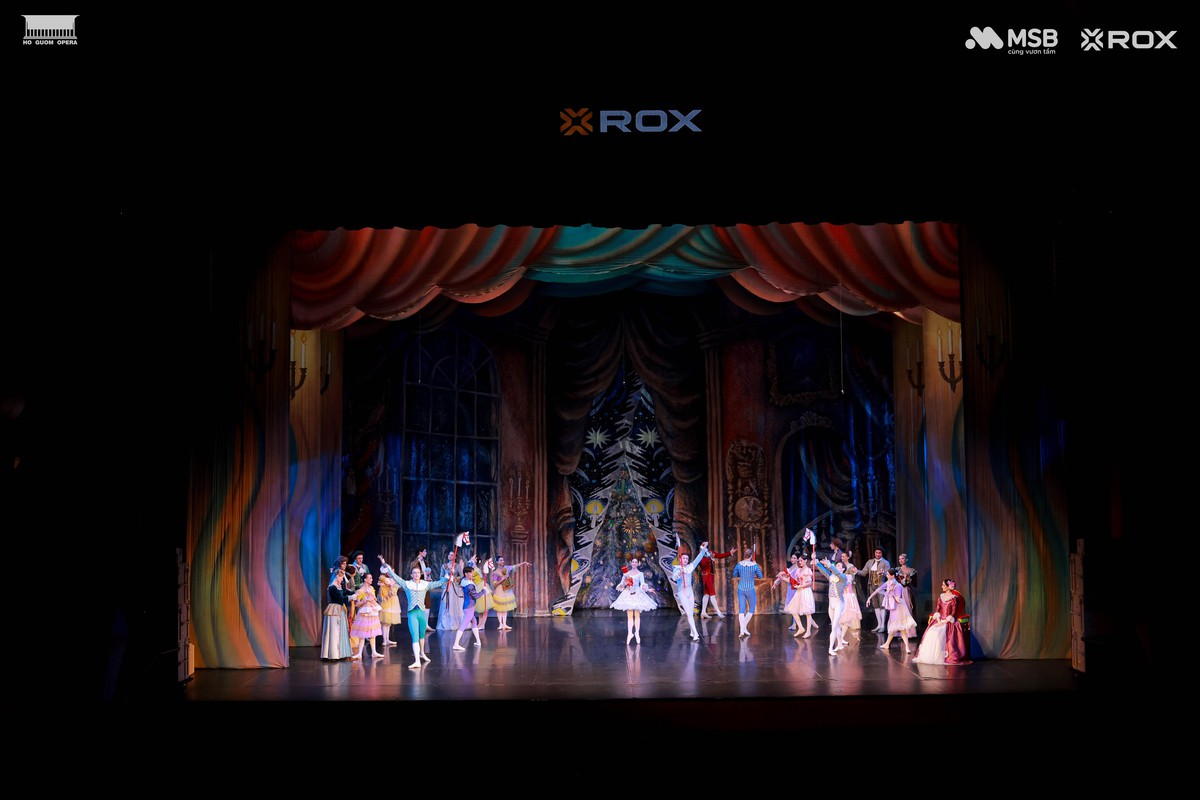 Nghệ sĩ Russian State Ballet thăng hoa trên sân khấu Nhà hát Hồ Gươm- Ảnh 1. Nghệ sĩ Russian State Ballet thăng hoa trên sân khấu Nhà hát Hồ Gươm- Ảnh 1.