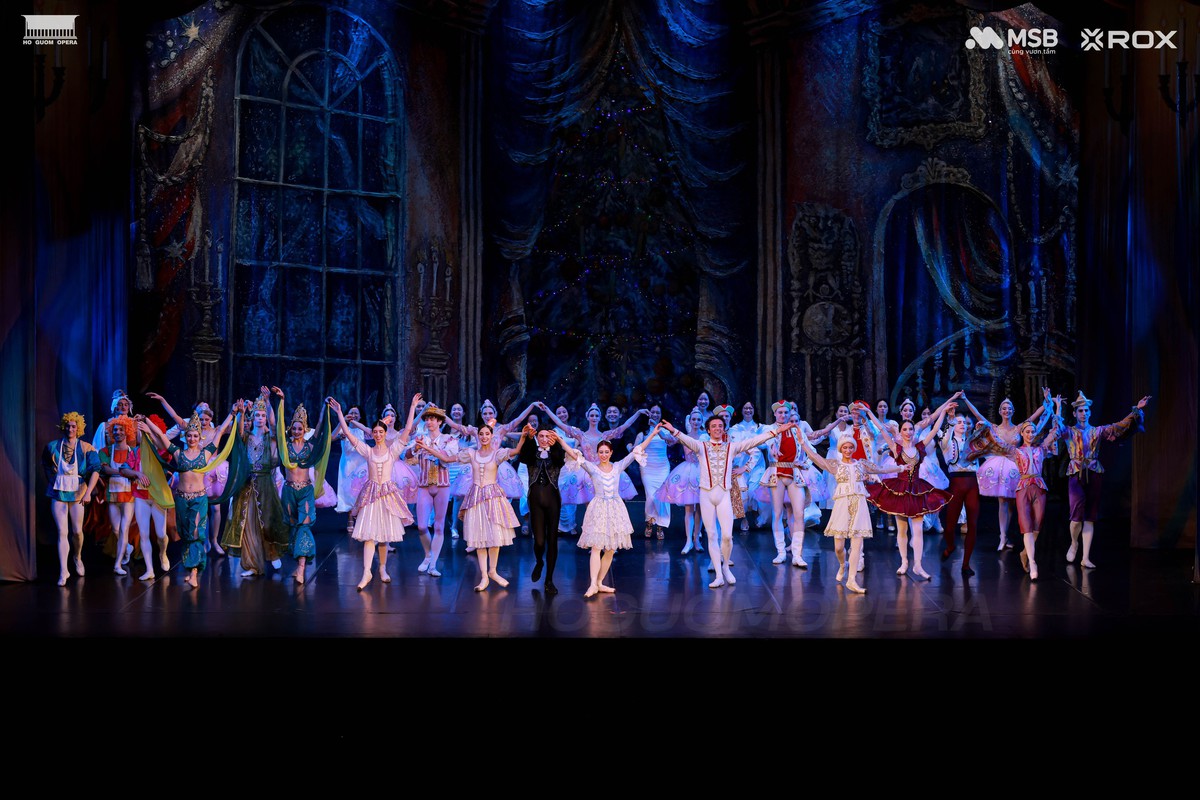 Nghệ sĩ Russian State Ballet thăng hoa trên sân khấu Nhà hát Hồ Gươm- Ảnh 10. Nghệ sĩ Russian State Ballet thăng hoa trên sân khấu Nhà hát Hồ Gươm- Ảnh 10.