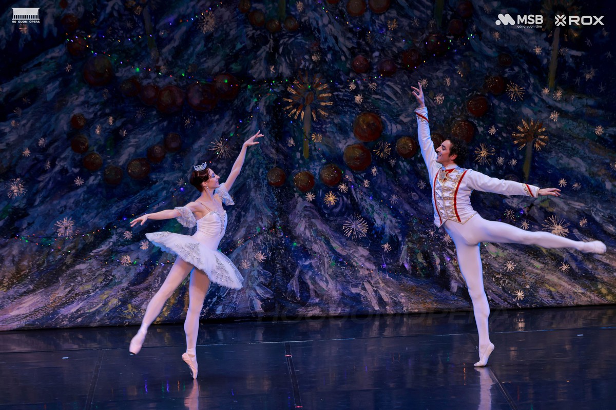 Nghệ sĩ Russian State Ballet thăng hoa trên sân khấu Nhà hát Hồ Gươm- Ảnh 2. Nghệ sĩ Russian State Ballet thăng hoa trên sân khấu Nhà hát Hồ Gươm- Ảnh 2.