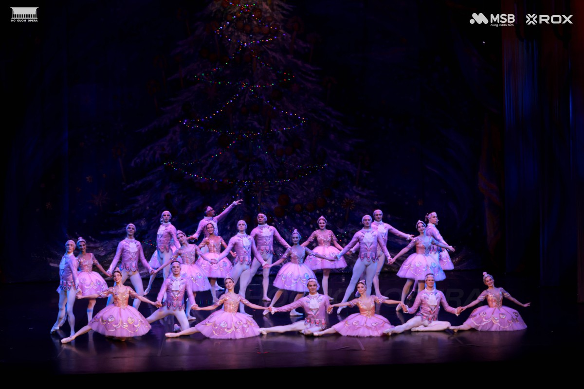 Nghệ sĩ Russian State Ballet thăng hoa trên sân khấu Nhà hát Hồ Gươm- Ảnh 4. Nghệ sĩ Russian State Ballet thăng hoa trên sân khấu Nhà hát Hồ Gươm- Ảnh 4.