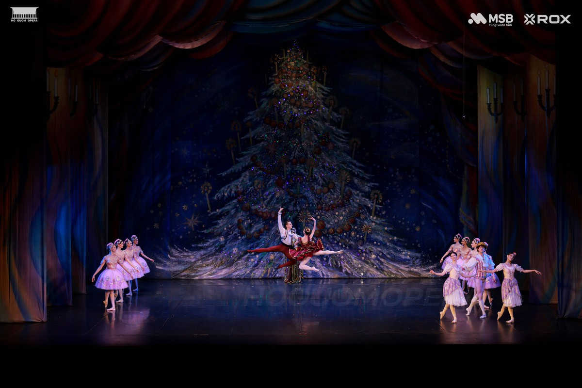 Nghệ sĩ Russian State Ballet thăng hoa trên sân khấu Nhà hát Hồ Gươm- Ảnh 5. Nghệ sĩ Russian State Ballet thăng hoa trên sân khấu Nhà hát Hồ Gươm- Ảnh 5.