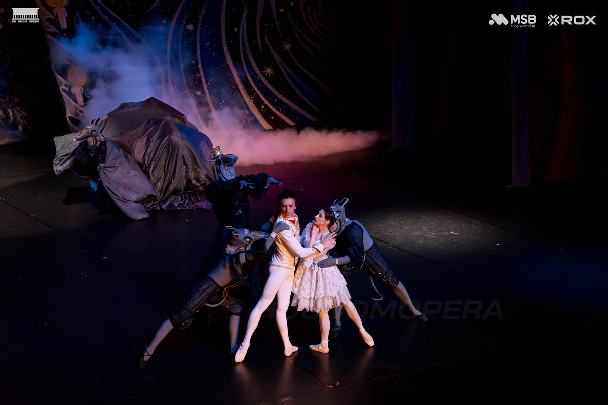 Nghệ sĩ Russian State Ballet thăng hoa trên sân khấu Nhà hát Hồ Gươm- Ảnh 6. Nghệ sĩ Russian State Ballet thăng hoa trên sân khấu Nhà hát Hồ Gươm- Ảnh 6.