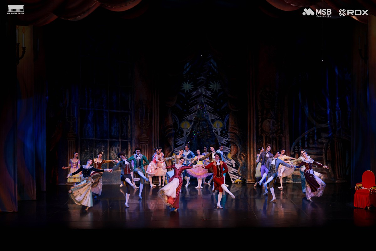 Nghệ sĩ Russian State Ballet thăng hoa trên sân khấu Nhà hát Hồ Gươm- Ảnh 7. Nghệ sĩ Russian State Ballet thăng hoa trên sân khấu Nhà hát Hồ Gươm- Ảnh 7.