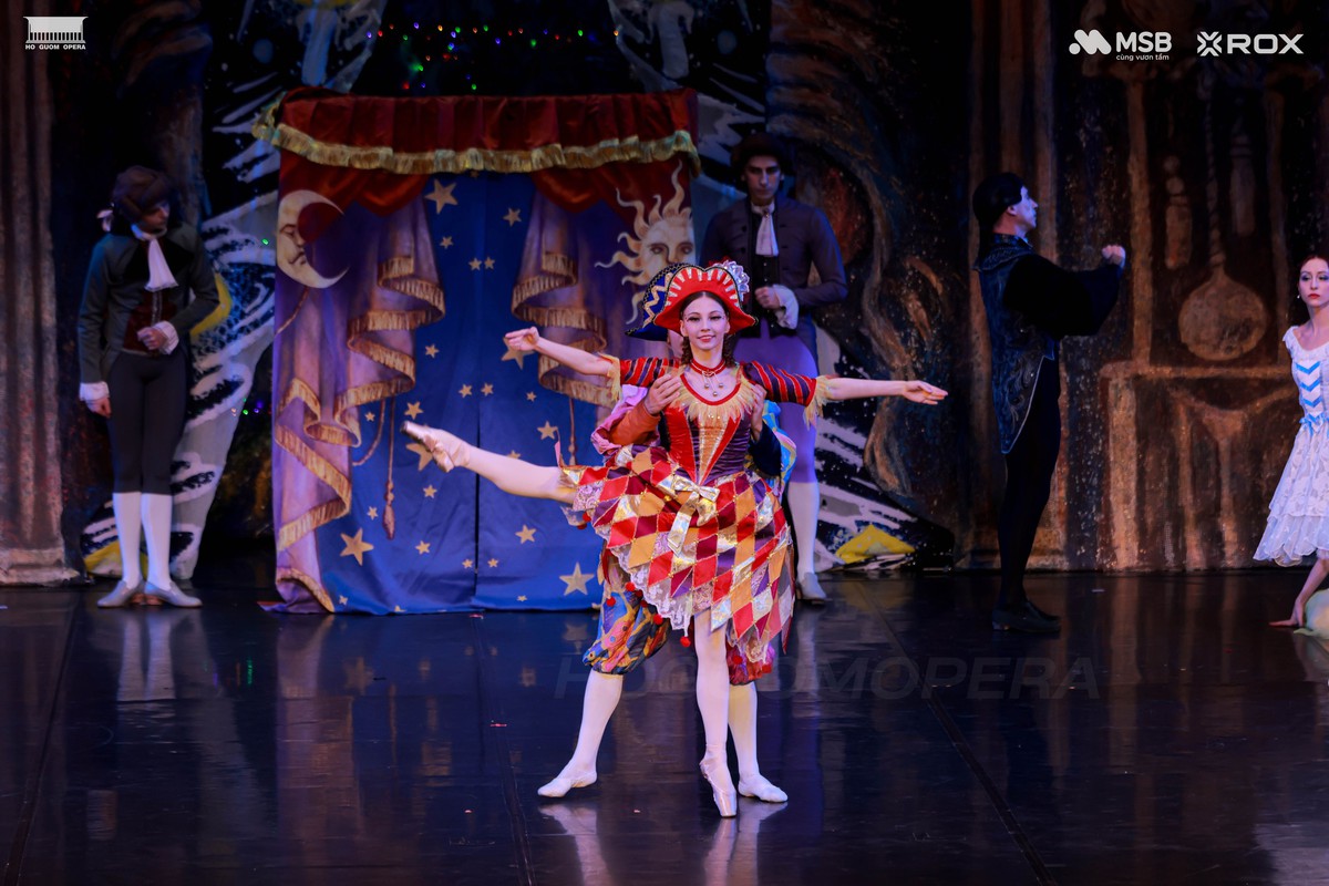 Nghệ sĩ Russian State Ballet thăng hoa trên sân khấu Nhà hát Hồ Gươm- Ảnh 8. Nghệ sĩ Russian State Ballet thăng hoa trên sân khấu Nhà hát Hồ Gươm- Ảnh 8.