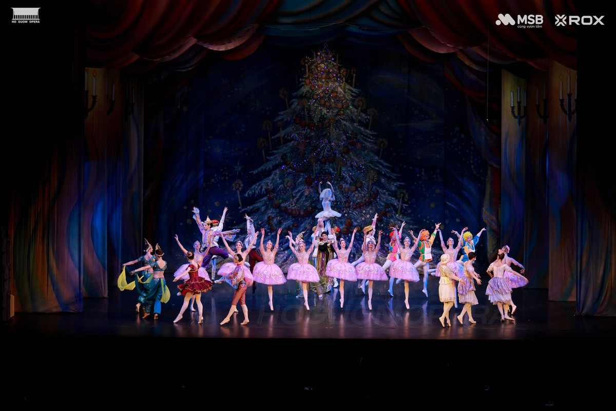 Nghệ sĩ Russian State Ballet thăng hoa trên sân khấu Nhà hát Hồ Gươm- Ảnh 9. Nghệ sĩ Russian State Ballet thăng hoa trên sân khấu Nhà hát Hồ Gươm- Ảnh 9.
