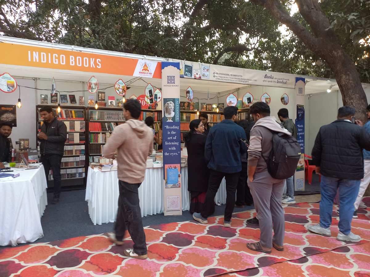 Một gian hàng sách tại Lễ hội Văn học Banaras ở Varanasi Một gian hàng sách tại Lễ hội Văn học Banaras ở Varanasi