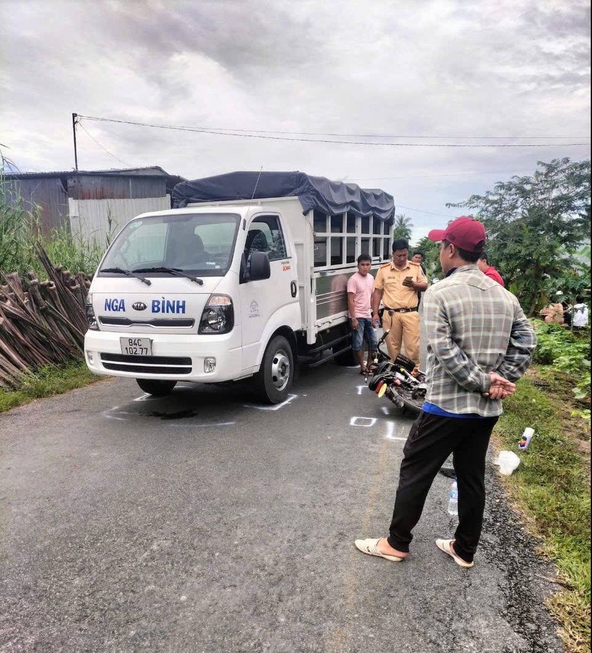 Vụ bé gái tử vong do tai nạn tại Vĩnh Long: Khởi tố, bắt tạm giam nguyên Phó thủ trưởng và điều tra viên- Ảnh 1.