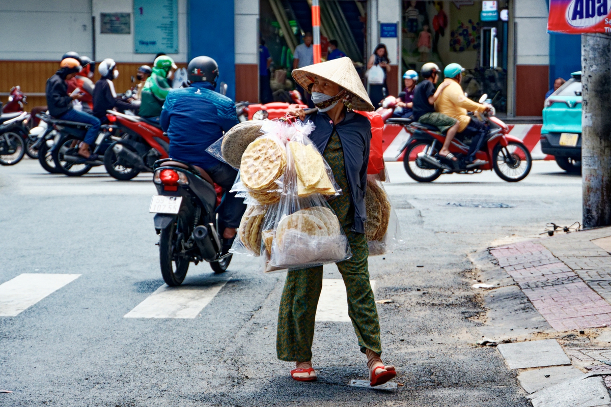 TPHCM: Nhọc nhằn mưu sinh ngoài trời trong ngày nắng như "chảo lửa"- Ảnh 4.
