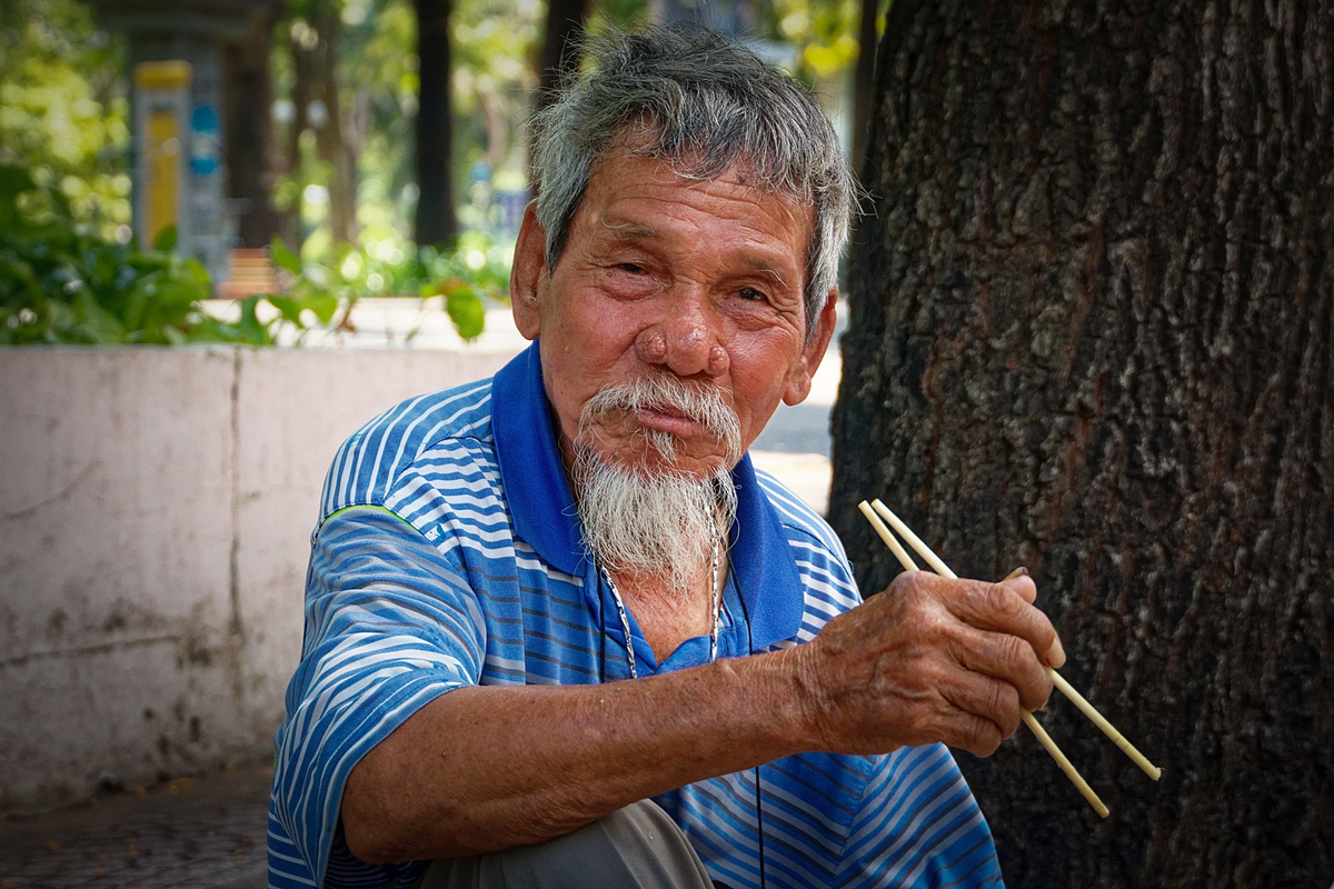 Chú cho biết mình đạp xích lô cho công ty chở khách du lịch. Ăn xong hộp cơm chú sẽ ra nơi tập kết  là Nhà hát Thành phố để chở khách du lịch dao thành phố
