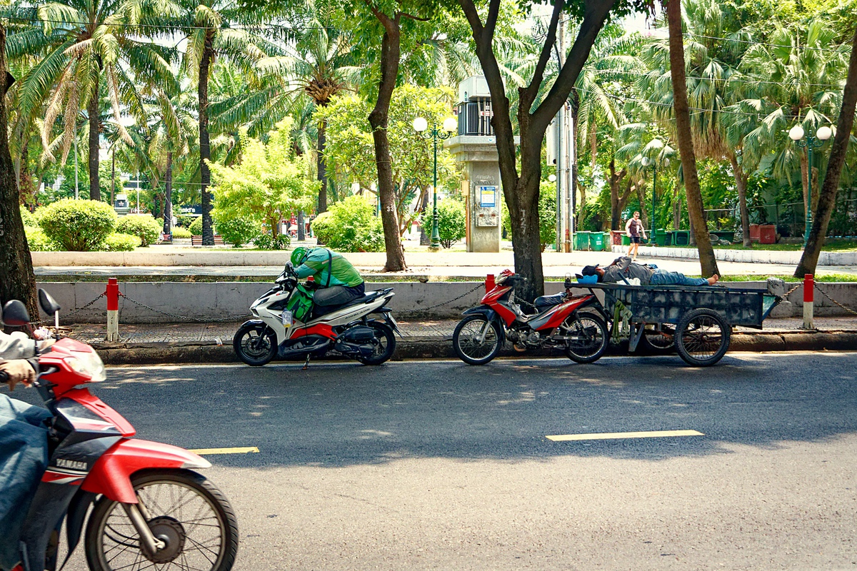 Công viên Âu Lạc mát mẻ trở thành địa điểm thường xuyên của những người chạy xe công nghệ, shipper tấp vào  tránh cái nắng thiêu đốt và  tranh thủ  chợp mắt chút rồi "cày" tiếp