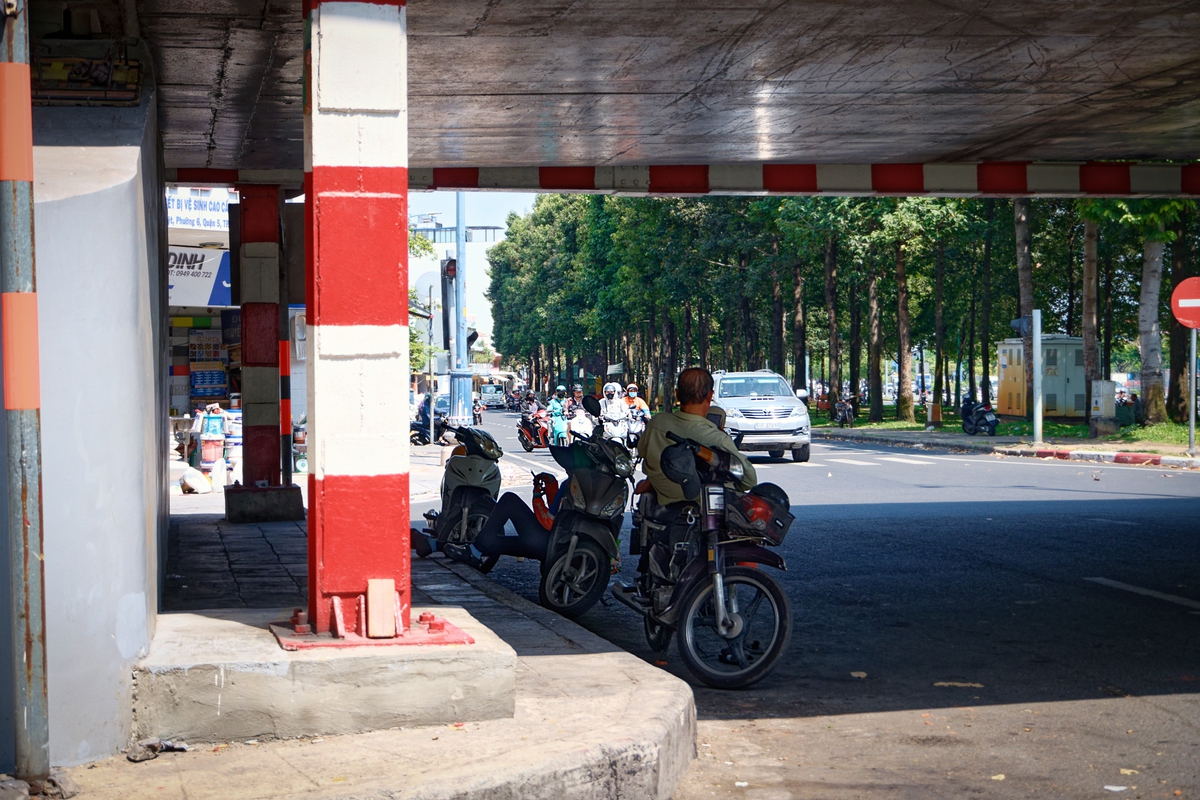 TPHCM: Nhọc nhằn mưu sinh ngoài trời trong ngày nắng như "chảo lửa"- Ảnh 9.