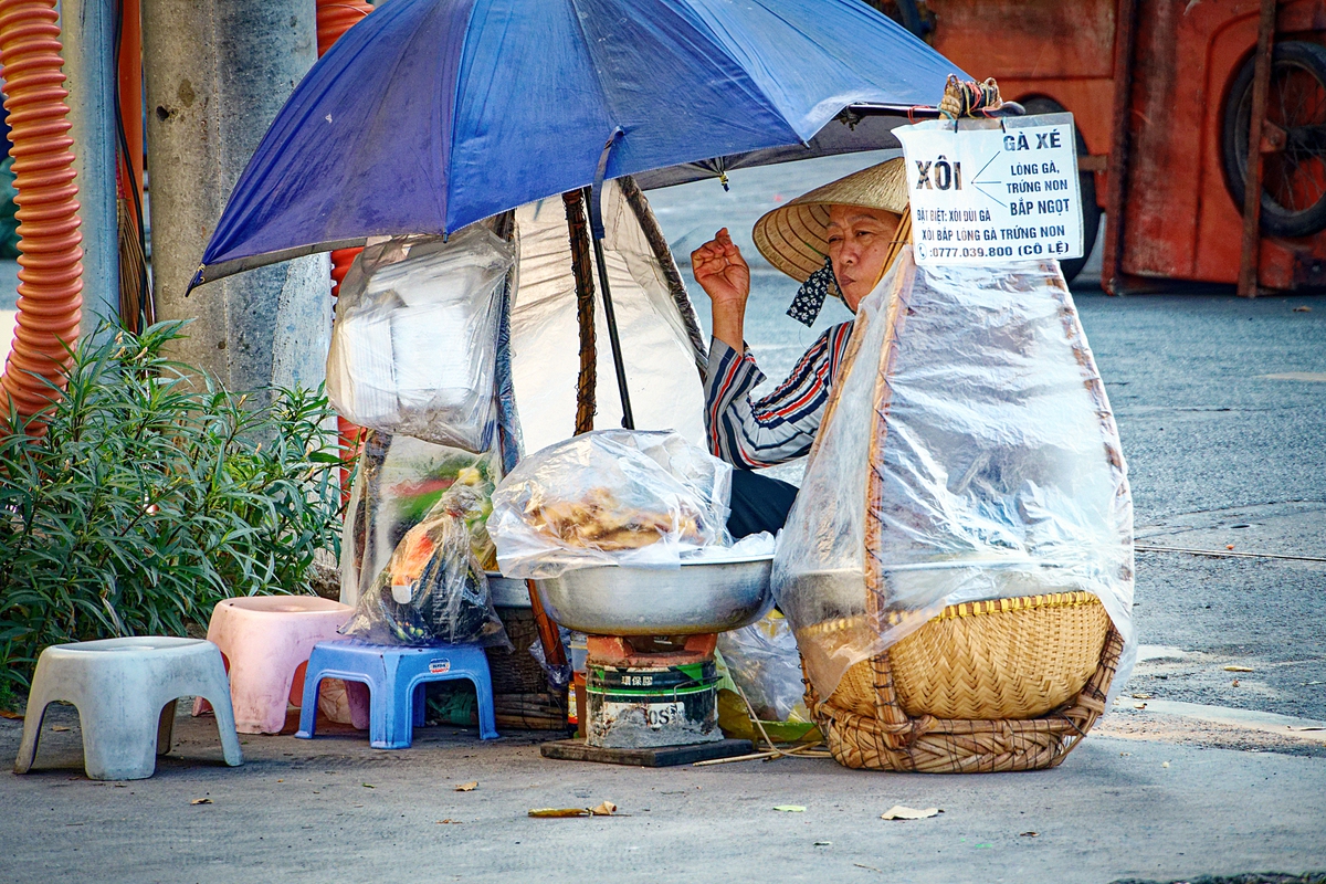 Có người vẫn "chịu trận" bám trụ ở vị trí "đắc địa" cho việc buôn bán vào giữa trưa, thời điểm nhiều người ghé mua nhất