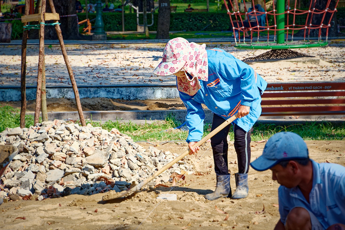 TPHCM: Nhọc nhằn mưu sinh ngoài trời trong ngày nắng như "chảo lửa"- Ảnh 2.