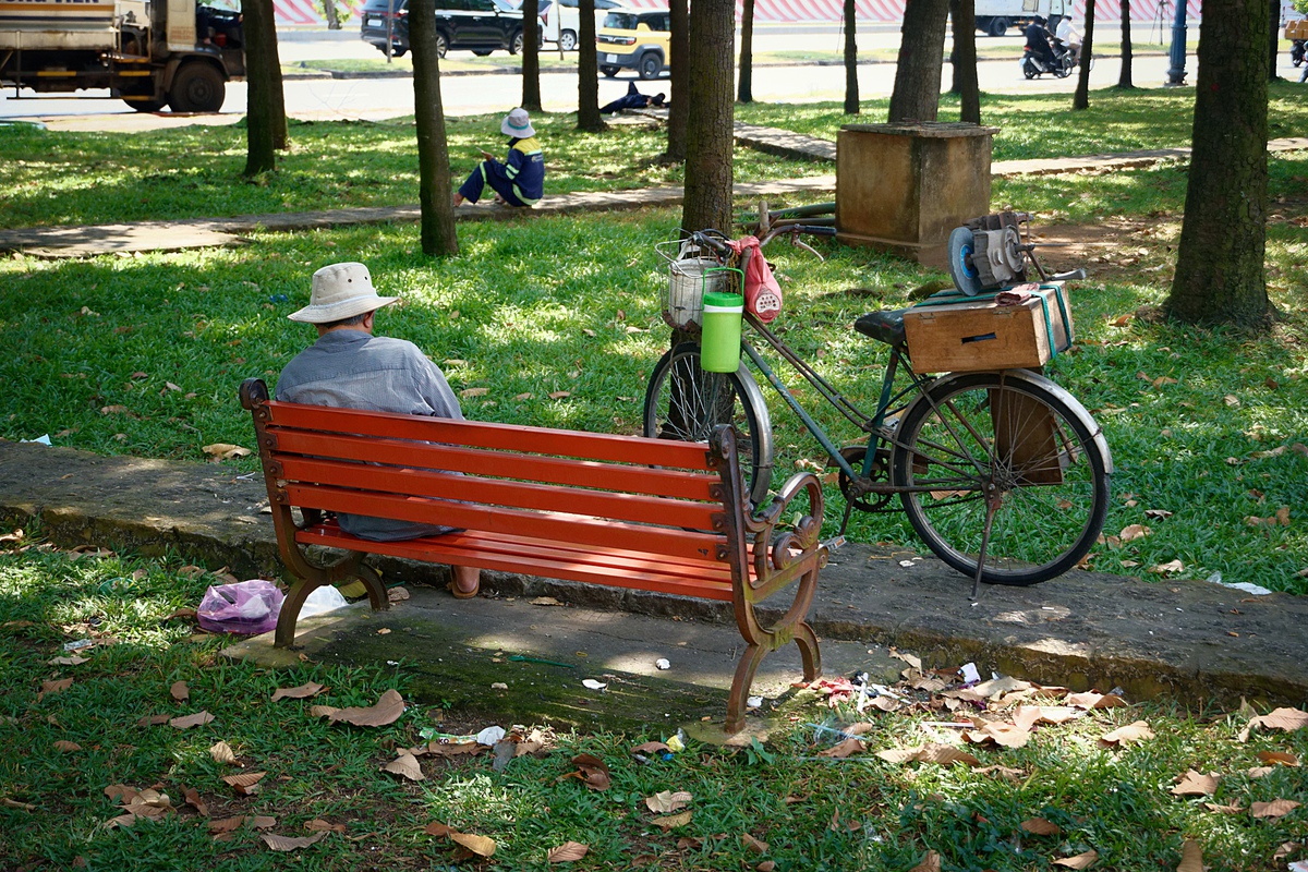 Những mảng xanh hiếm hoi, công viên, trạm xe buýt, gầm cầu hay các không gian công cộng trở thành “ốc đảo” quý giá giữa lòng Thành phố. Tại đây, người lao động tranh thủ nghỉ ngơi, chợp mắt vội vàng, ăn trưa tạm bợ trước khi quay lại guồng mưu sinh.