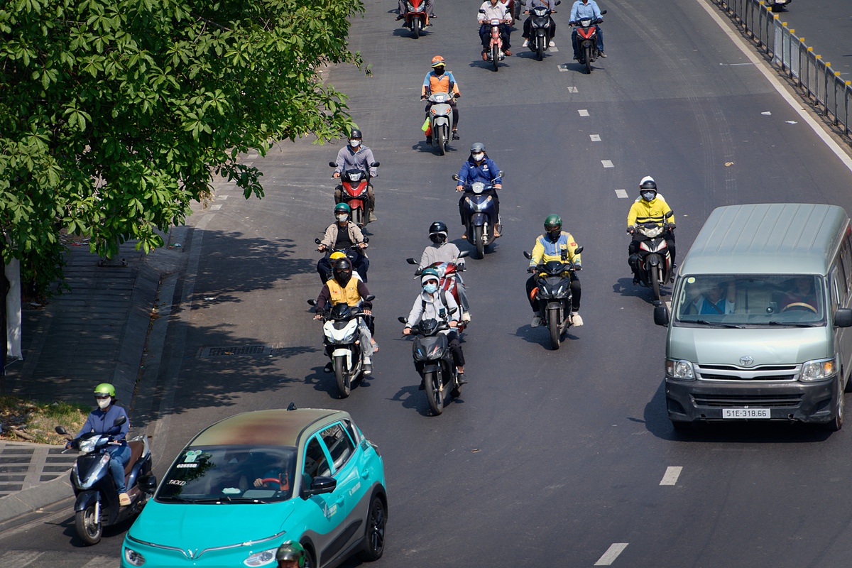 TPHCM bước vào giai đoạn nắng nóng cực đoan, giữa trưa, mặt đường nhựa hắt lên từng đợt hơi nóng hầm hập, không khí đặc quánh như “chảo lửa”, khiến việc di chuyển hay lao động ngoài trời trở thành một thử thách khắc nghiệt đối với hàng triệu người.