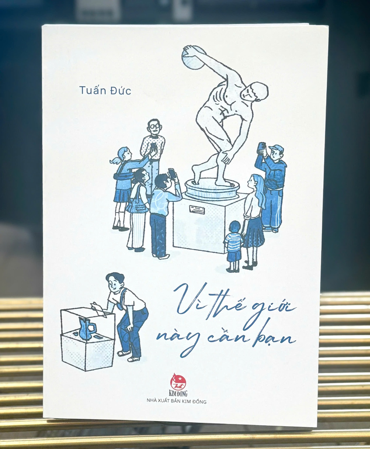 Sách "Vì thế giới này cần bạn" tổng hợp những lát cắt đời thường về thành công, thất bại, cách cân bằng trong cuộc sống. Ảnh: Hồ Lam