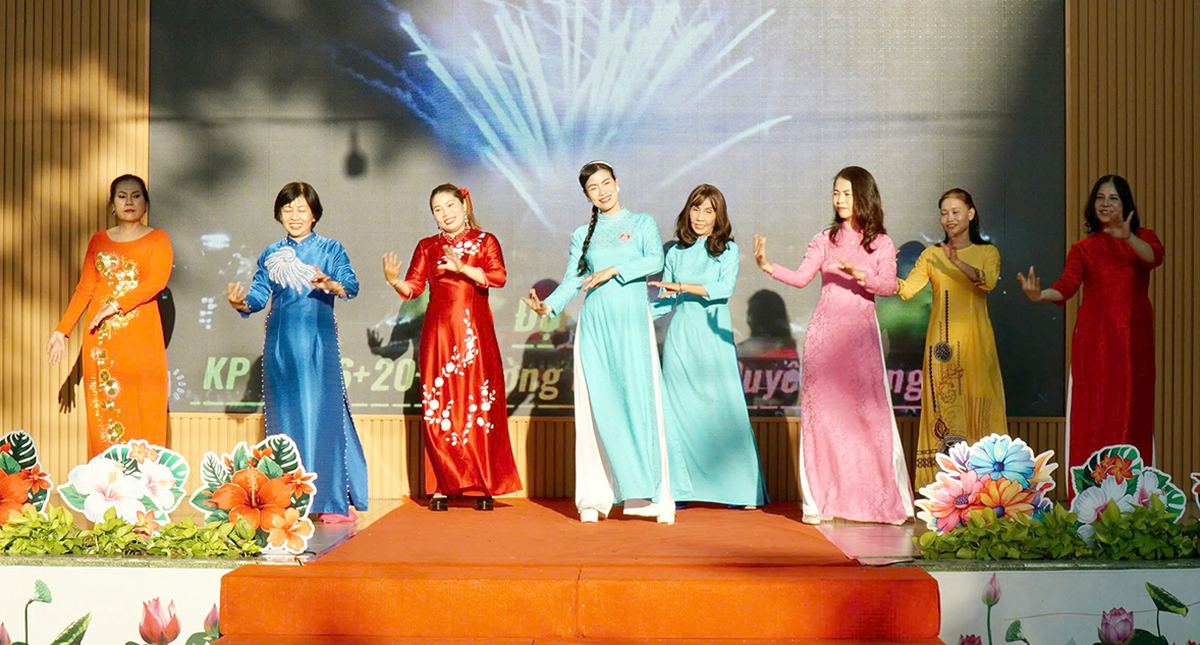 TPHCM: Rực rỡ sắc màu Hội thi Duyên dáng áo dài tại phường Phú Thọ- Ảnh 1.