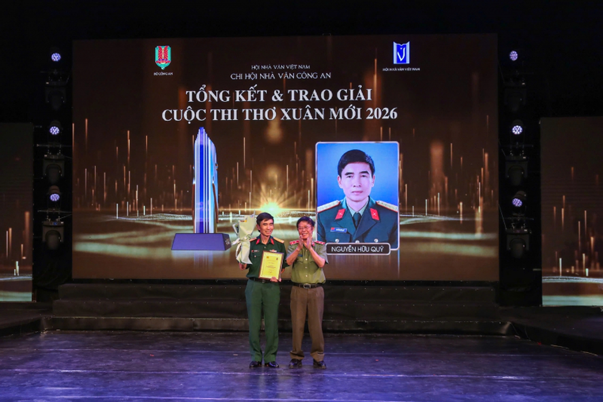 Đại tá Nguyễn Hữu Quý nhận giải Nhất