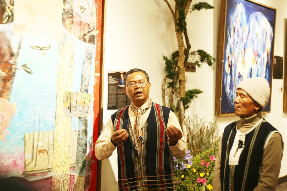 Nghệ nhân K'Mơ kể chuyện về loài chim Siềm Kring trong khai mạc triển lãm tranh