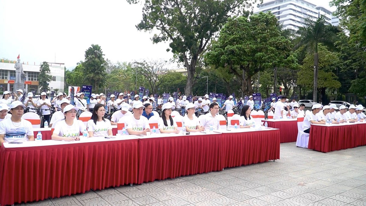 Đạp xe diễu hành lan tỏa thông điệp xanh tại Cao Bằng- Ảnh 1. Đạp xe diễu hành lan tỏa thông điệp xanh tại Cao Bằng- Ảnh 1.