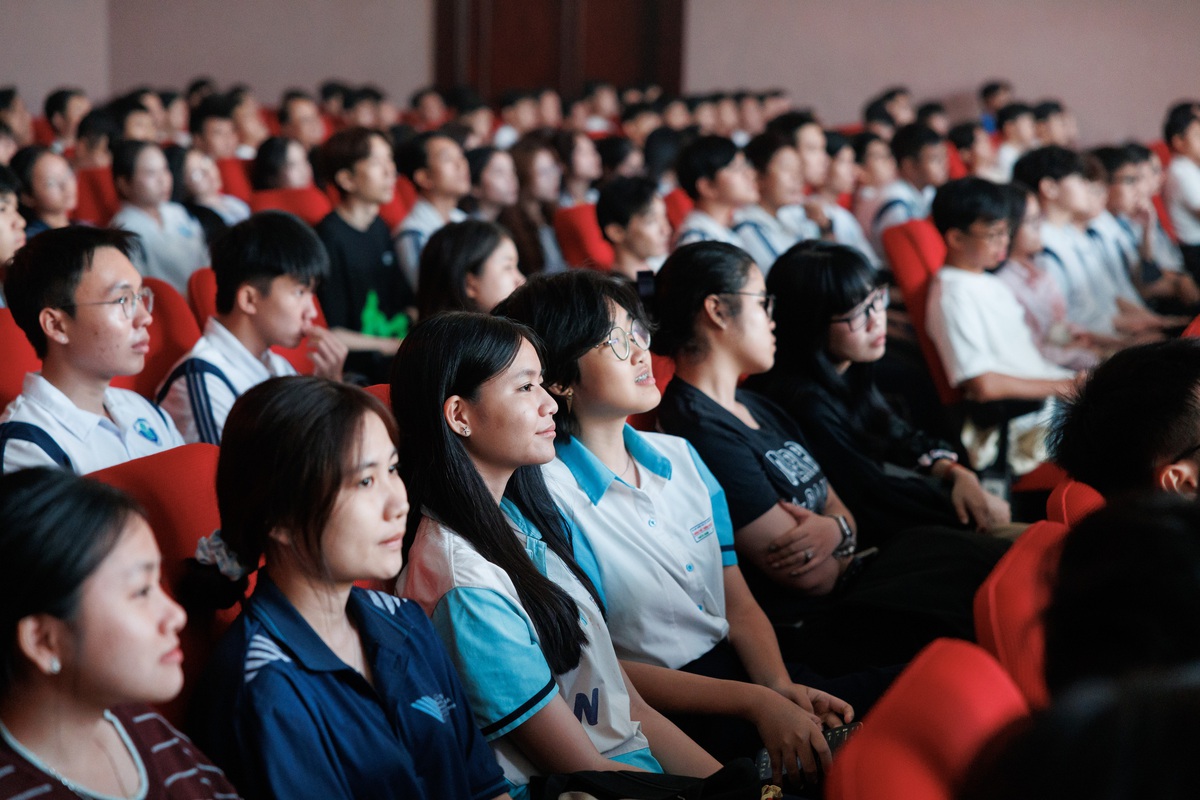 Đông đảo học sinh - sinh viên tham dự Lễ phát động tại điểm cầu TPHCM