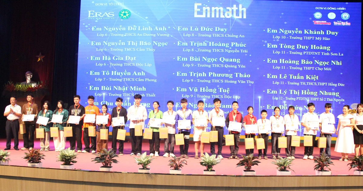 Trao phần thưởng cho các thí sinh đạt giải Ba