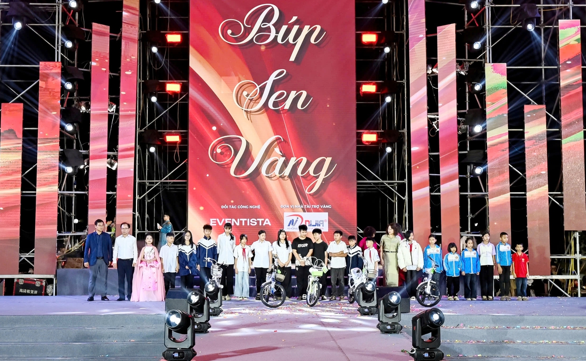 Tặng xe đạp cho các học sinh có hoàn cảnh khó khăn