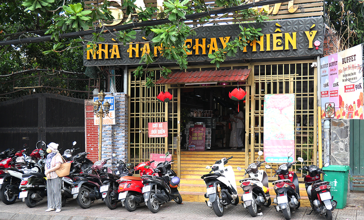 TPHCM: Các dịch vụ chay quá tải trong ngày Rằm tháng Giêng- Ảnh 10.