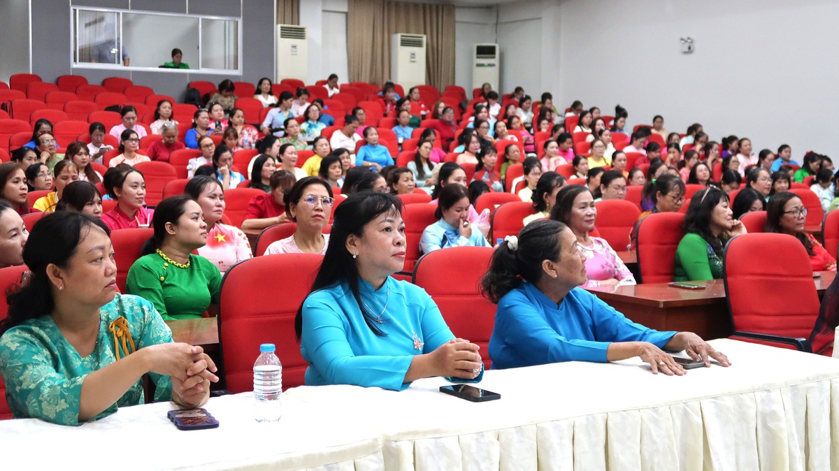 Hội LHPN TPHCM mời nữ nhân chứng lịch sử 85 tuổi "truyền lửa" cho cán bộ Hội- Ảnh 2. Hội LHPN TPHCM mời nữ nhân chứng lịch sử 85 tuổi "truyền lửa" cho cán bộ Hội- Ảnh 2.