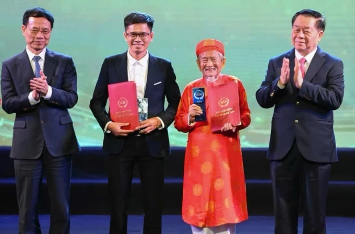 Nhà nghiên cứu Nguyễn Đình Tư nhận giải A tại giải thưởng Sách Quốc gia lần thứ VII. Ảnh: NXB