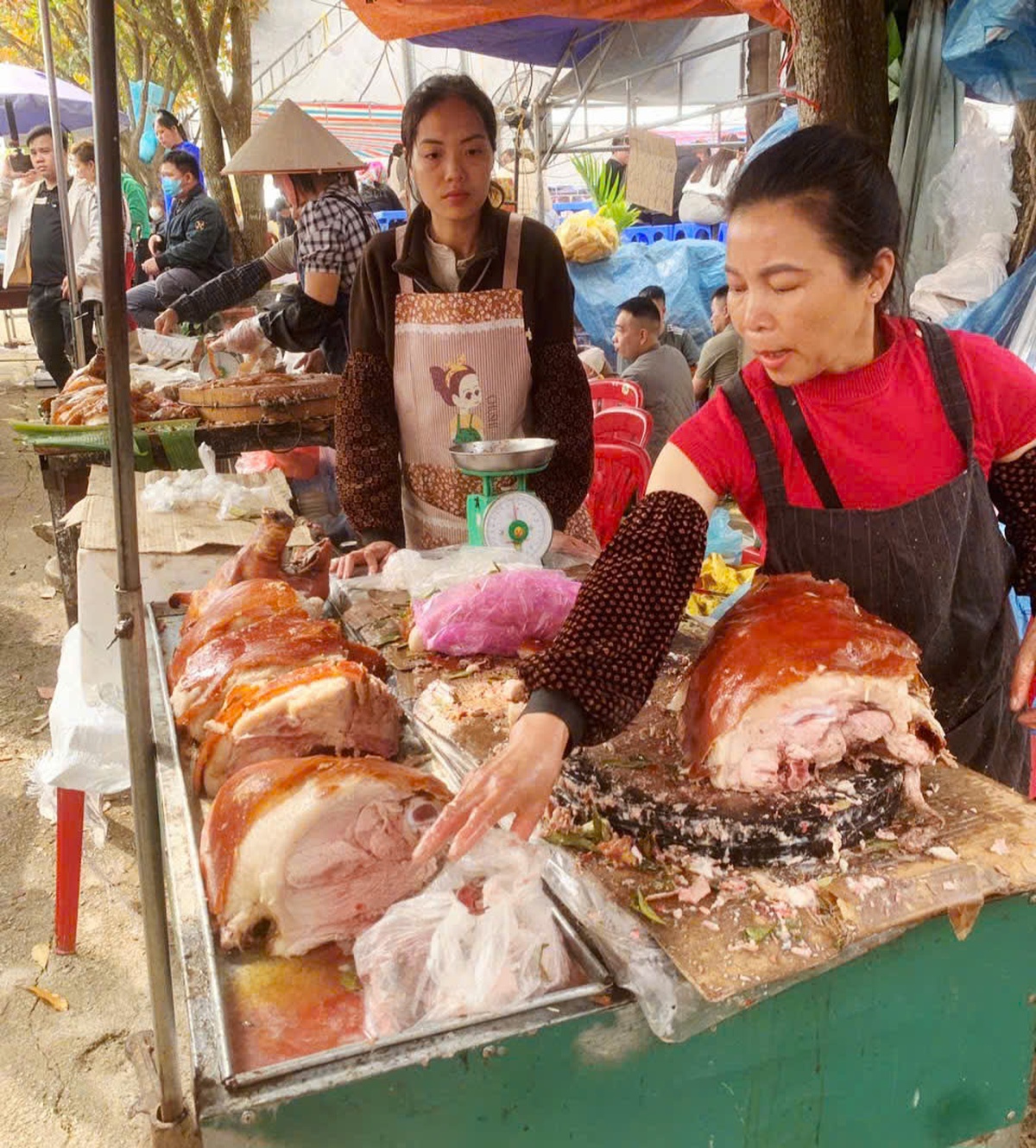 Hơn 300 con lợn quay vàng ruộm ở Hội chùa Bắc Nga- Ảnh 13.