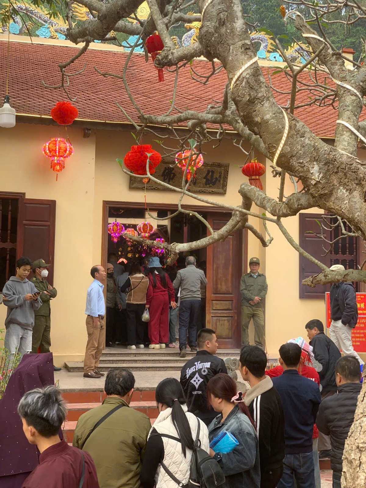 Hơn 300 con lợn quay vàng ruộm ở Hội chùa Bắc Nga- Ảnh 1.