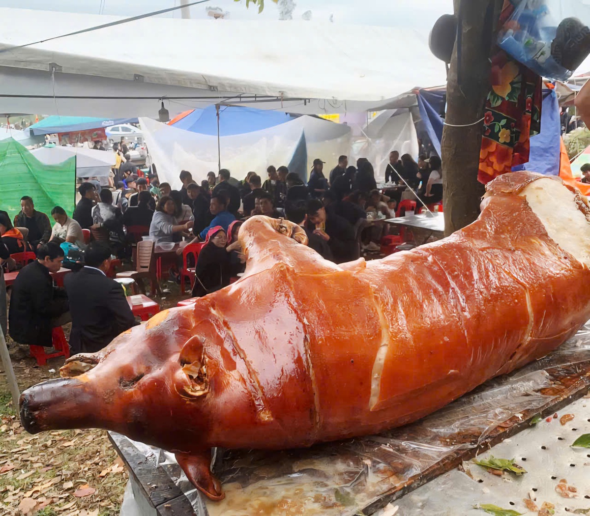 Hơn 300 con lợn quay vàng ruộm ở Hội chùa Bắc Nga- Ảnh 8.