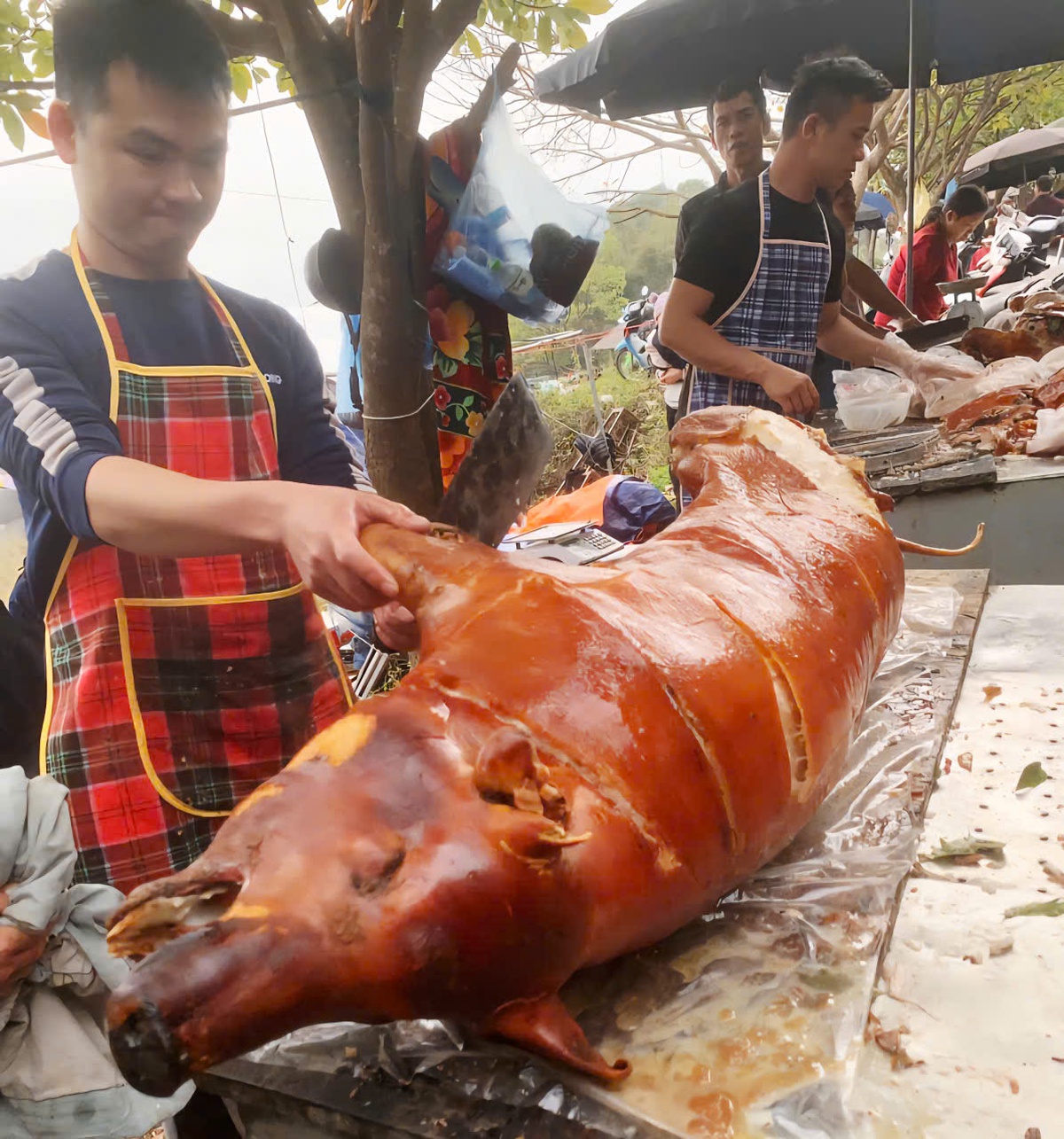 Hơn 300 con lợn quay vàng ruộm ở Hội chùa Bắc Nga- Ảnh 3.