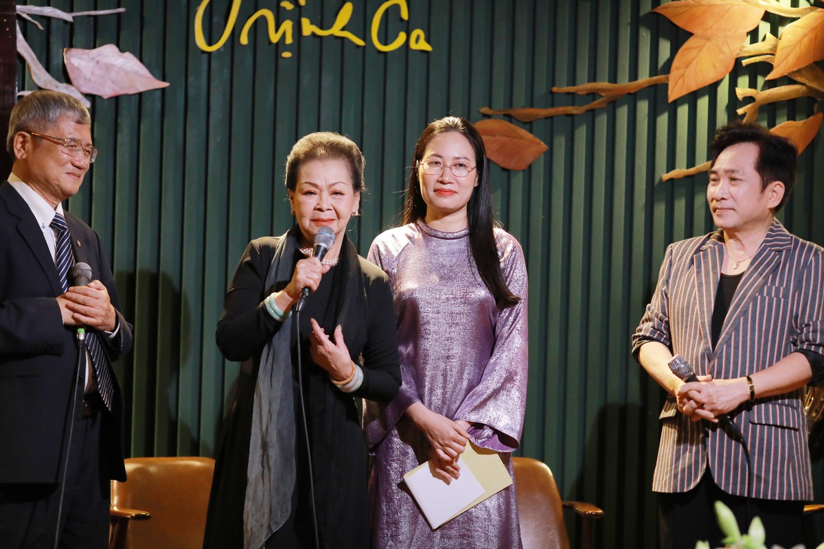 Từ trái sang: TS Bùi Quang Ngọc, danh ca Khánh Ly, MC Hạnh An An, ca sĩ Quang Thành trong buổi trà đàm giới thiệu sách