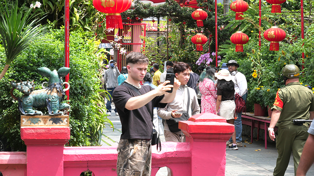 Rằm tháng Giêng ở Chùa Ngọc Hoàng: Dòng người nối dài gửi gắm uớc nguyện đầu năm- Ảnh 5.