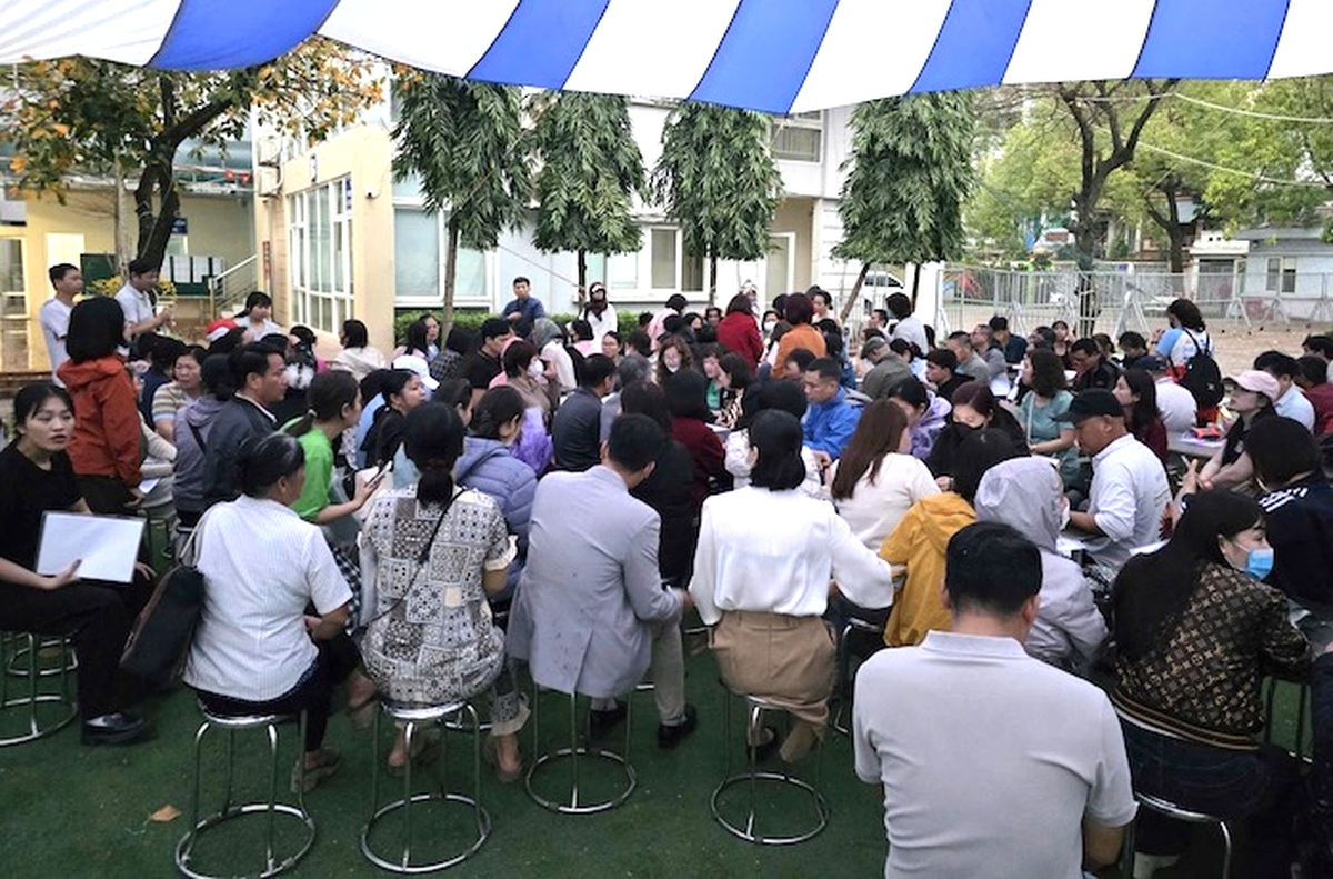 Phụ huynh trắng đêm chờ số đăng ký vào lớp 10, trường bất ngờ dừng nhận hồ sơ trực tiếp- Ảnh 1. Phụ huynh trắng đêm chờ số đăng ký vào lớp 10, trường bất ngờ dừng nhận hồ sơ trực tiếp- Ảnh 1.