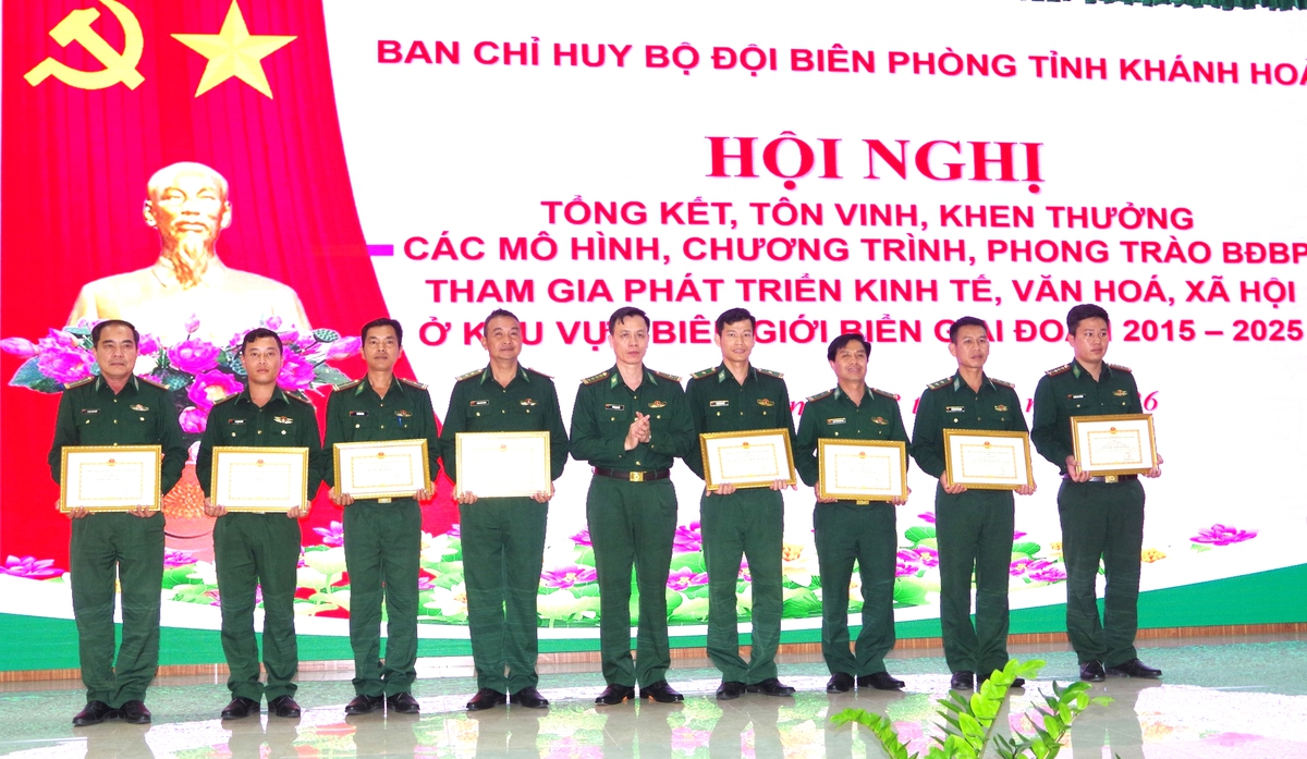 Khánh Hòa: Khen thưởng các mô hình, phong trào của Bộ đội Biên phòng khu vực biên giới biển- Ảnh 4.