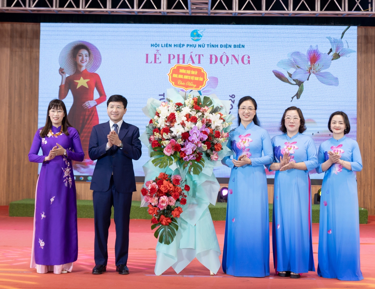 Phụ nữ Điện Biên duyên dáng áo dài, tỏa sáng cùng sắc hoa ban- Ảnh 1.