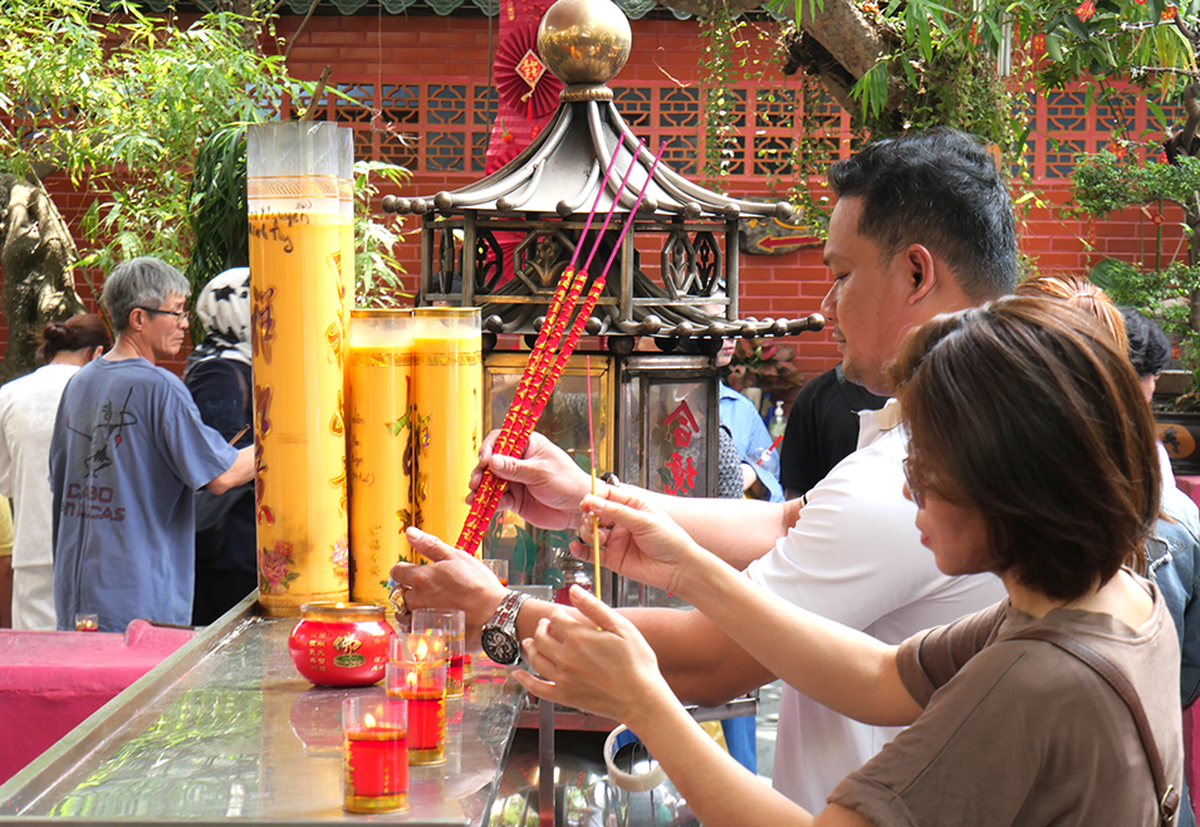 Rằm tháng Giêng ở Chùa Ngọc Hoàng: Dòng người nối dài gửi gắm uớc nguyện đầu năm- Ảnh 1.