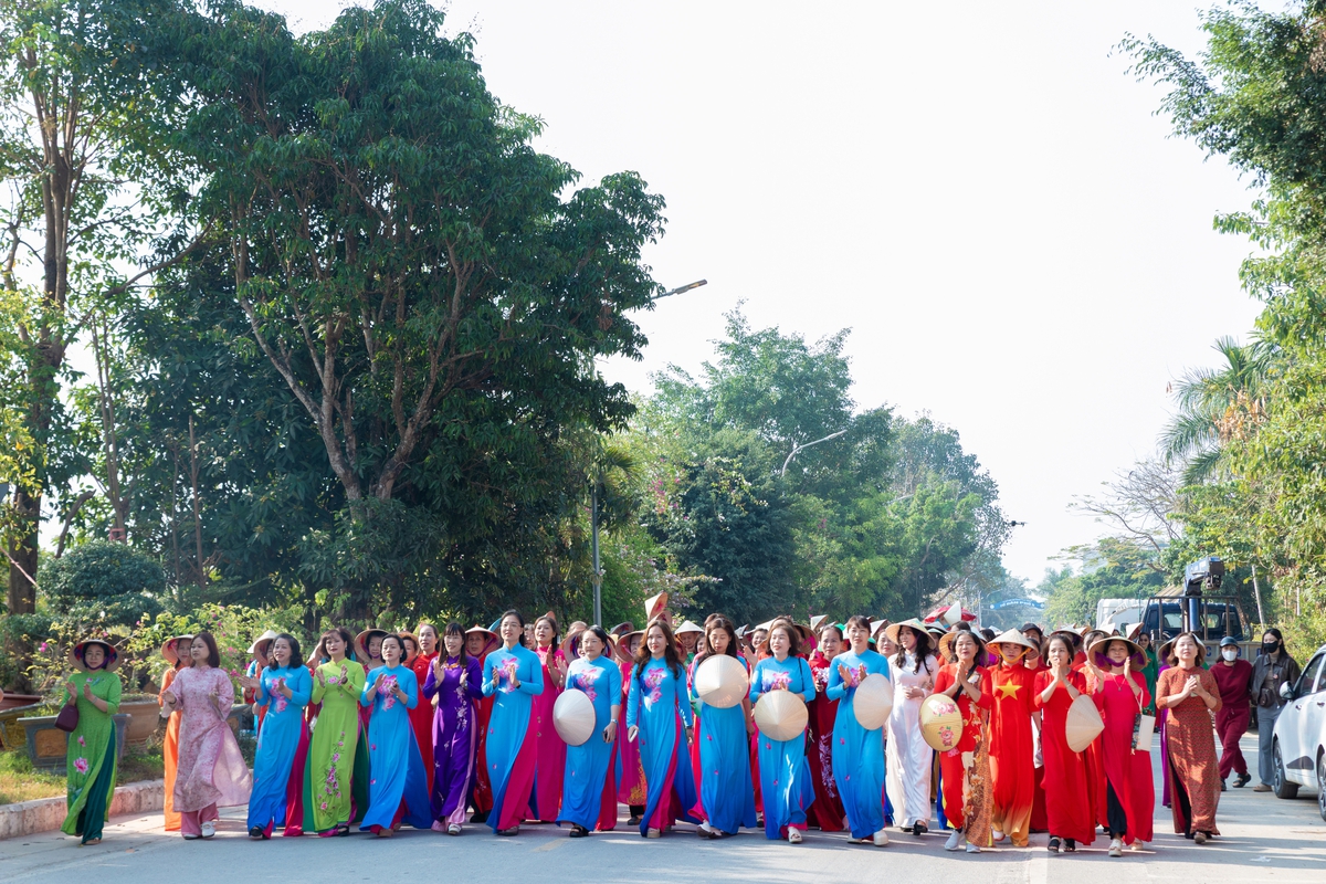 Phụ nữ Điện Biên duyên dáng áo dài, tỏa sáng cùng sắc hoa ban- Ảnh 2.