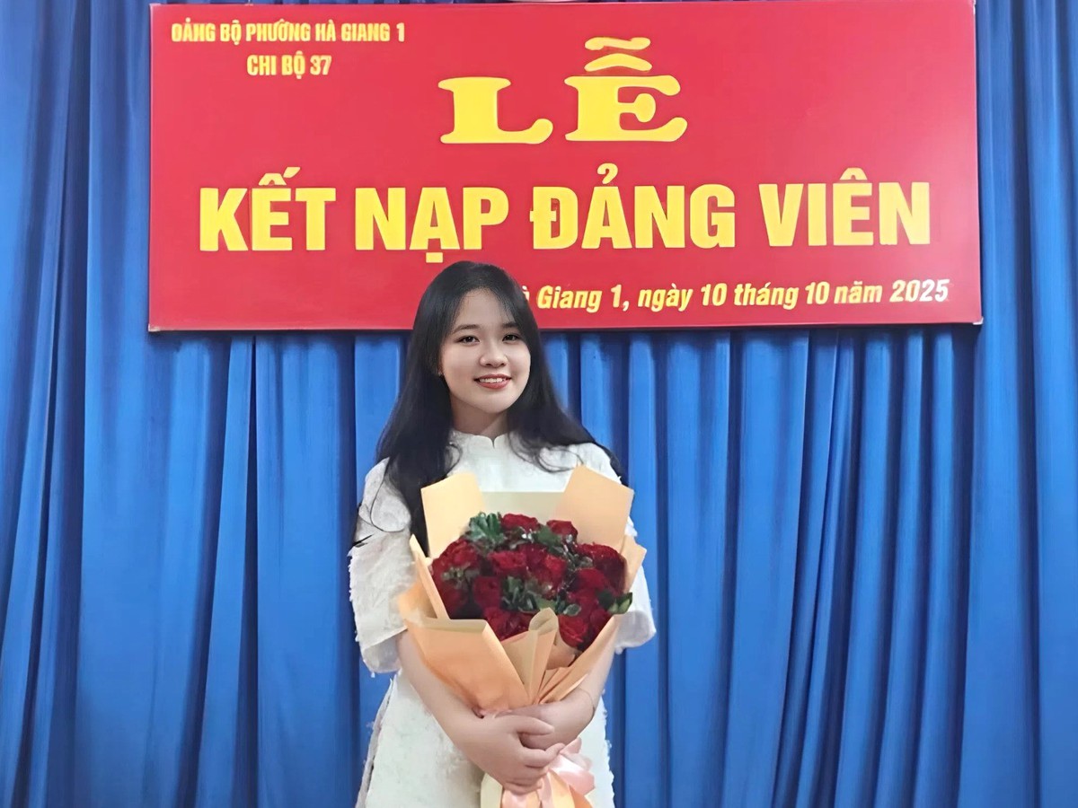 Gác bằng cử nhân, 2 "bóng hồng" Gen Z viết đơn tình nguyện nhập ngũ- Ảnh 3. Gác bằng cử nhân, 2 "bóng hồng" Gen Z viết đơn tình nguyện nhập ngũ- Ảnh 3.