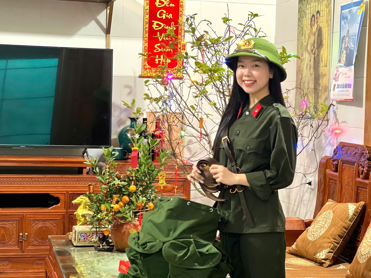 Gác bằng cử nhân, 2 "bóng hồng" Gen Z viết đơn tình nguyện nhập ngũ- Ảnh 5. Gác bằng cử nhân, 2 "bóng hồng" Gen Z viết đơn tình nguyện nhập ngũ- Ảnh 5.