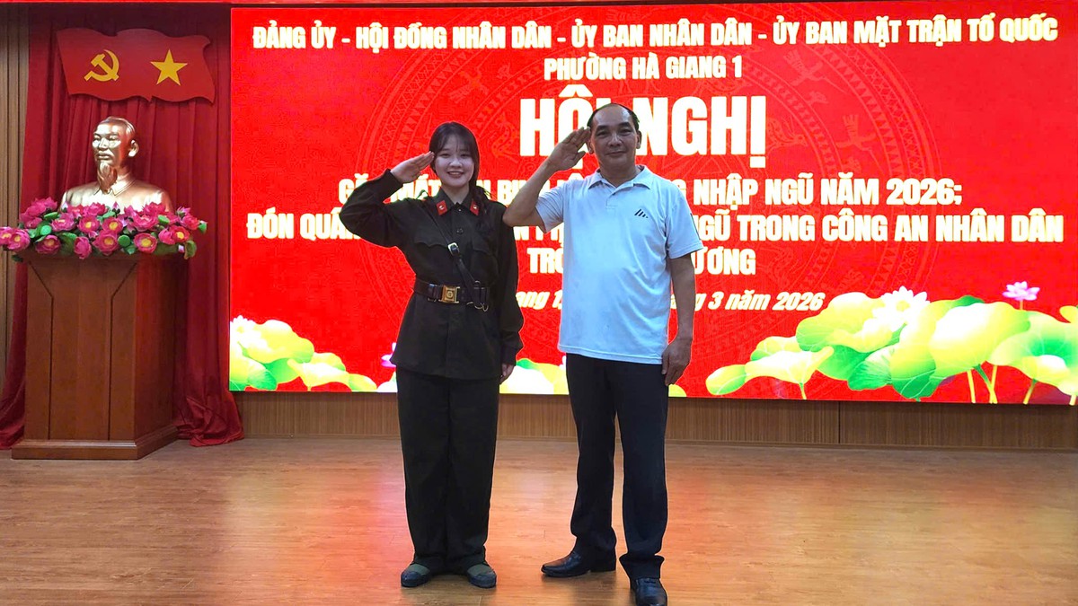 Gác bằng cử nhân, 2 "bóng hồng" Gen Z viết đơn tình nguyện nhập ngũ- Ảnh 2. Gác bằng cử nhân, 2 "bóng hồng" Gen Z viết đơn tình nguyện nhập ngũ- Ảnh 2.