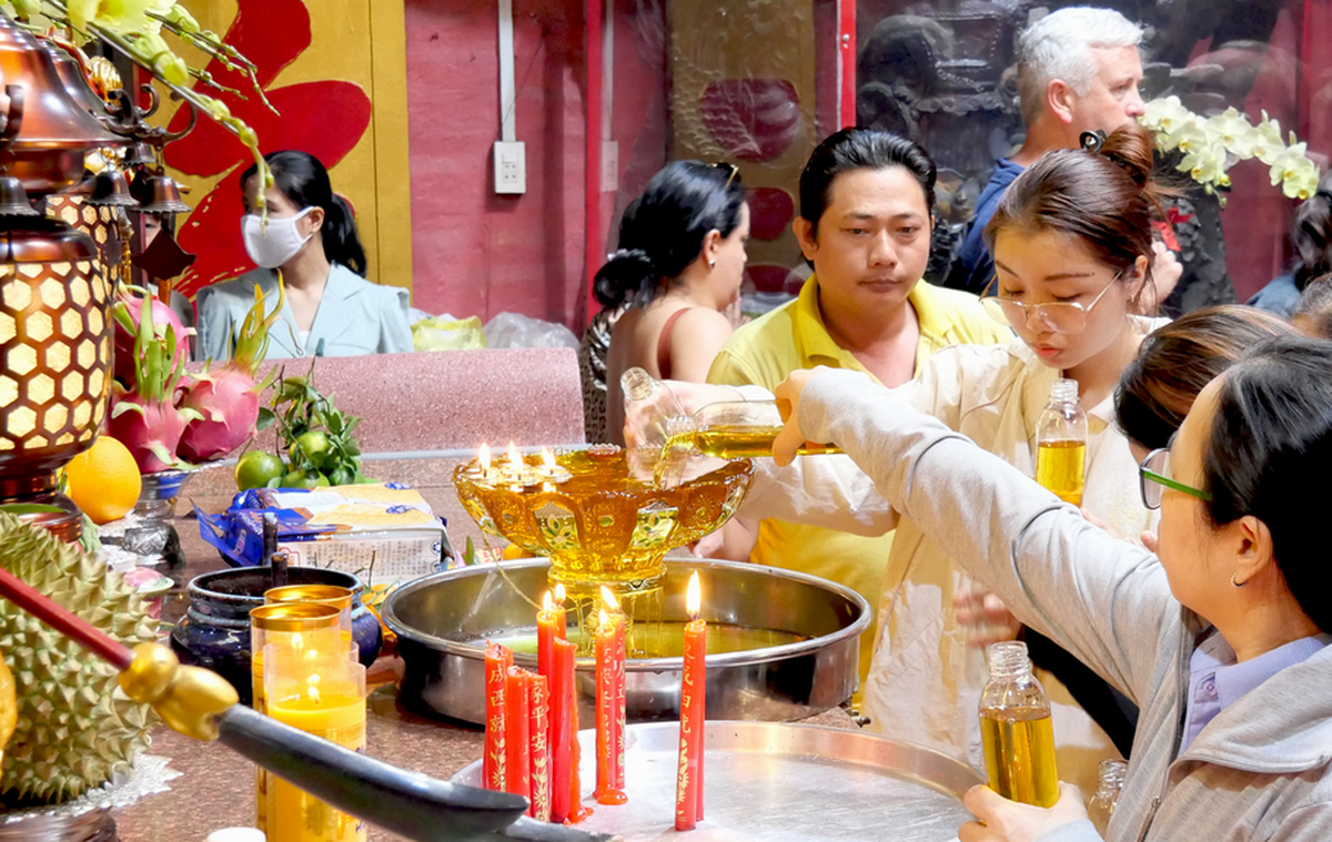Rằm tháng Giêng ở Chùa Ngọc Hoàng: Dòng người nối dài gửi gắm uớc nguyện đầu năm- Ảnh 3.